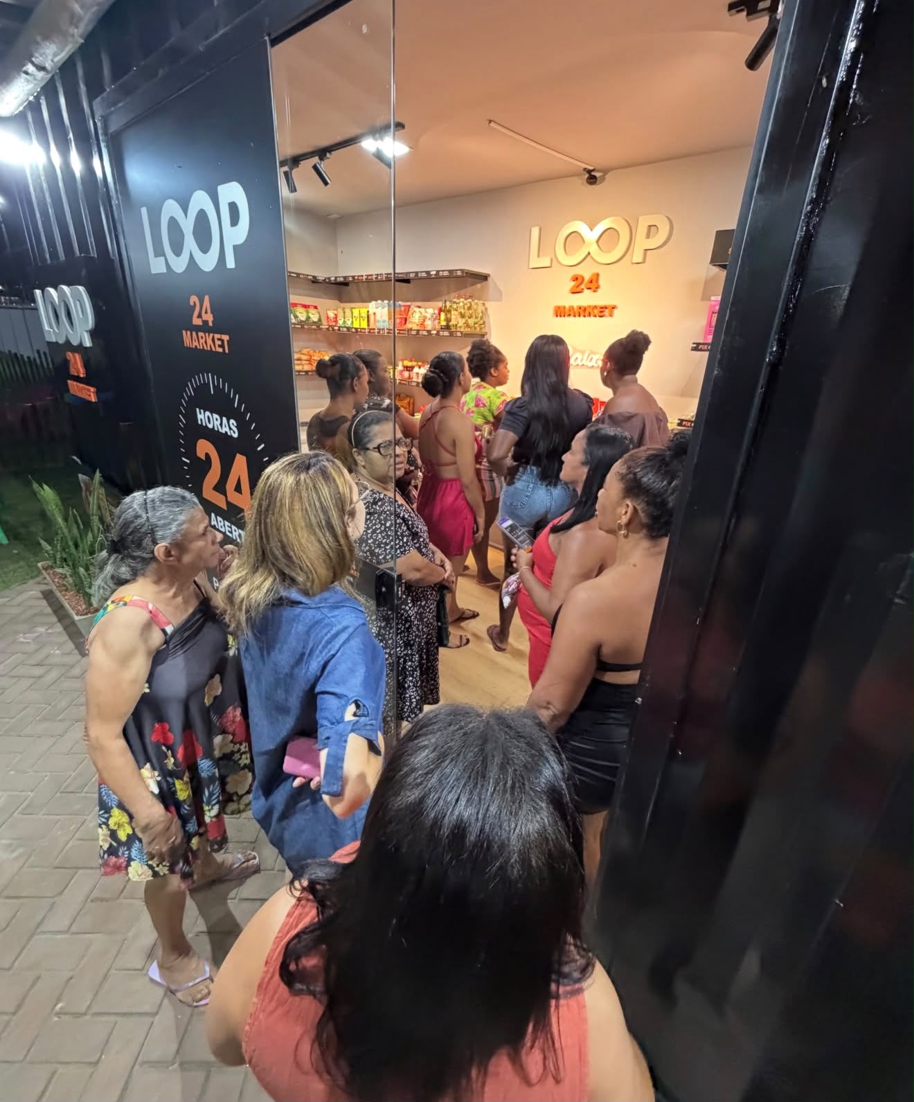 Fila de clientes na abertura de uma unidade Loop 24 Market