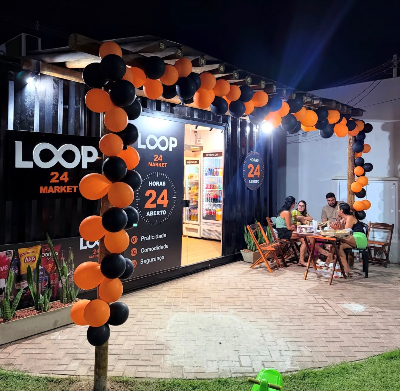 Inauguração de mercado autônomo Loop 24 com clientes na área externa