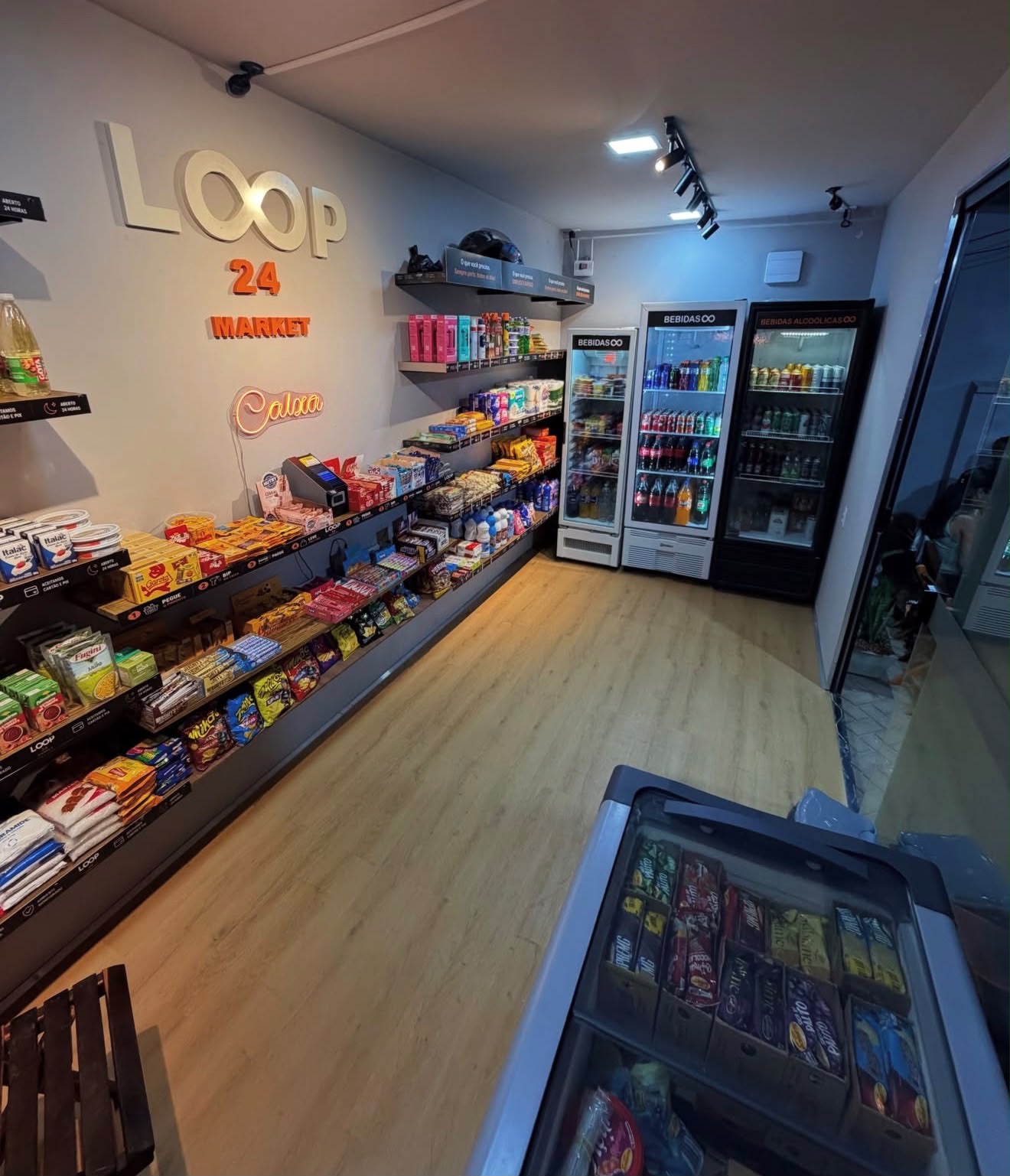 Área de caixa e geladeiras de bebidas dentro da Loop 24