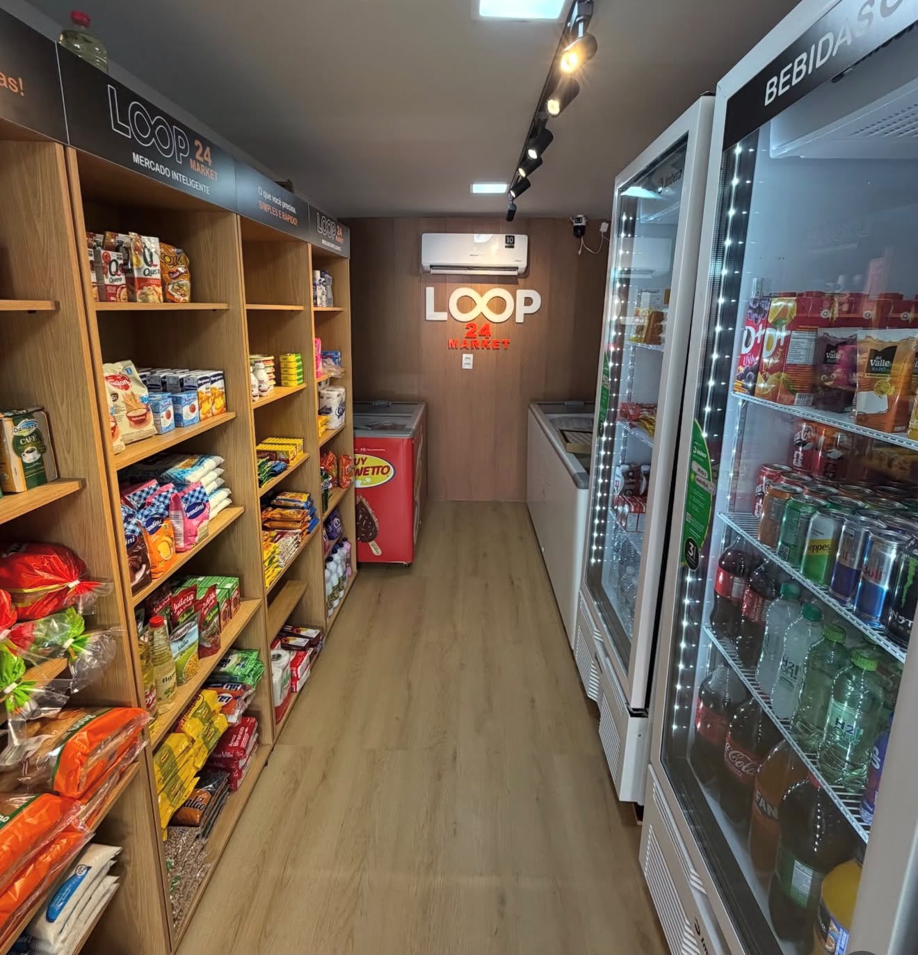 Corredor interno da loja autônoma com produtos organizados